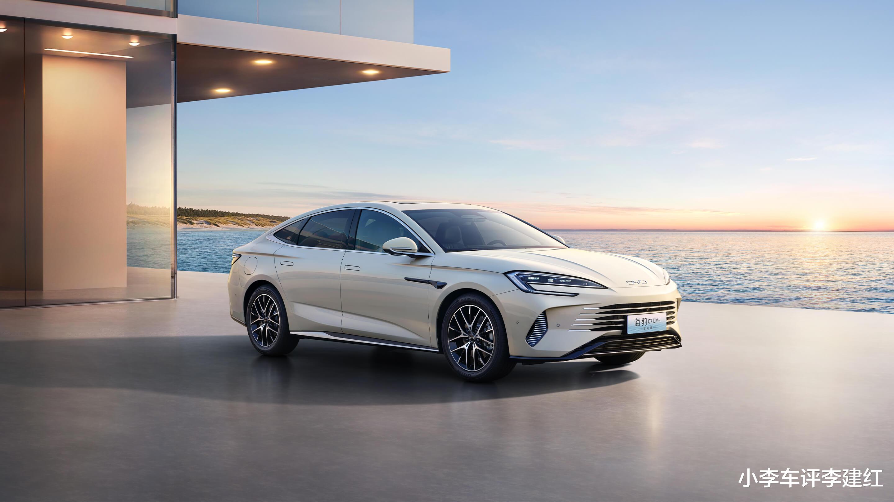 比亚迪这套“组合拳”，把友商都打懵了：谁教你这么打价格战的？