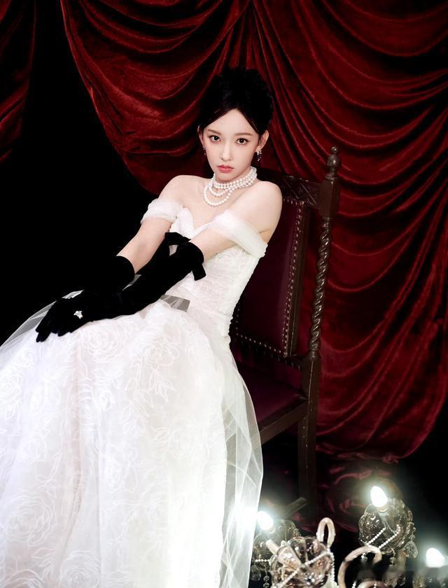 程潇｜复古公主风的程潇也太好看了，侧颜绝了