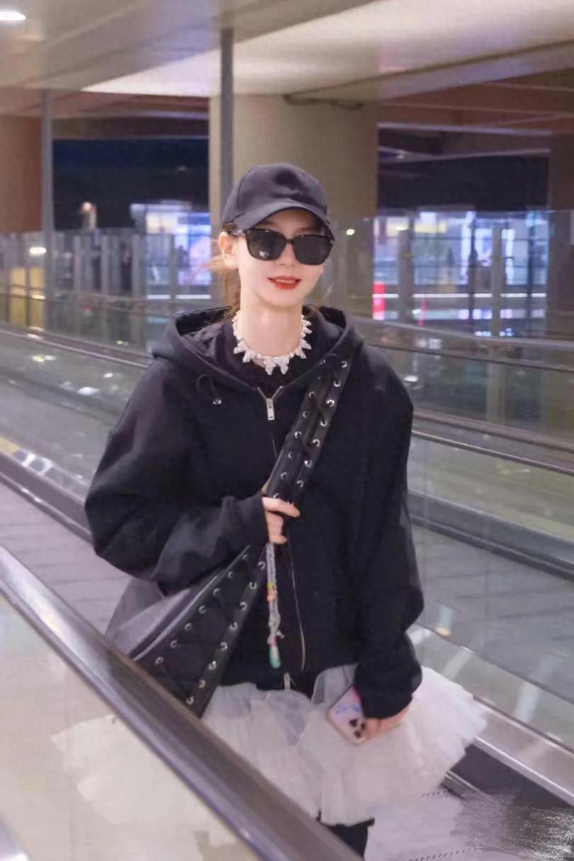 戚薇会穿是数一数二的！连帽卫衣蓬蓬裙修身裤，时髦洋气又减龄！
