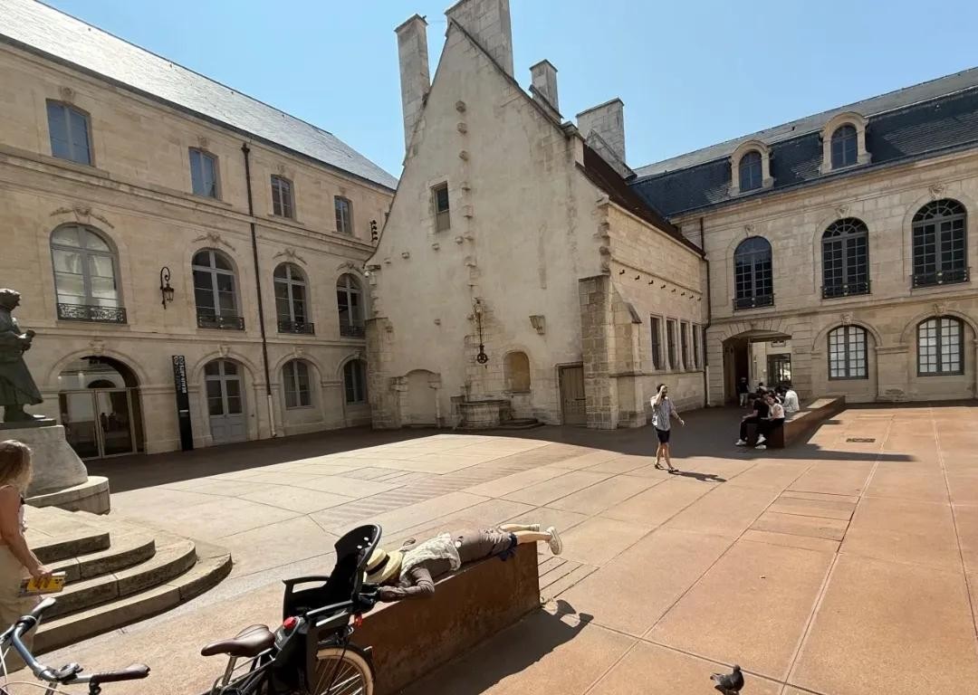 女演员《袁立》在法国街边趴椅子晒后背 过着自由自在的生活