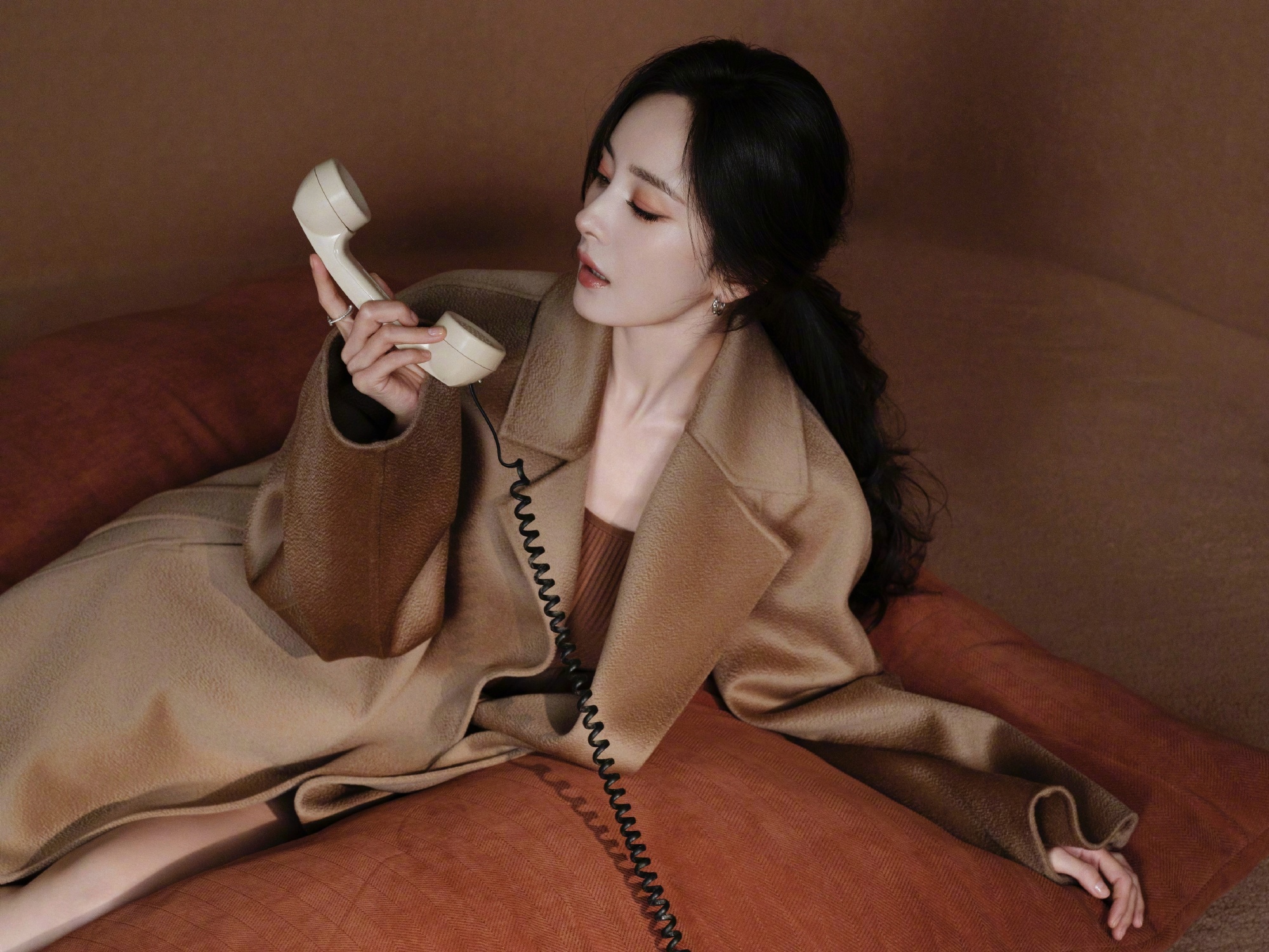 杨幂风拂过衣角，漾动了整片风景，仿佛展开了一卷冬日的画布