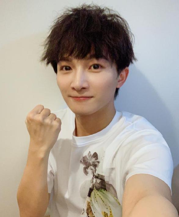 官媒发文!香港突发火灾不到2天,周深一个举动让歌坛刮目相看