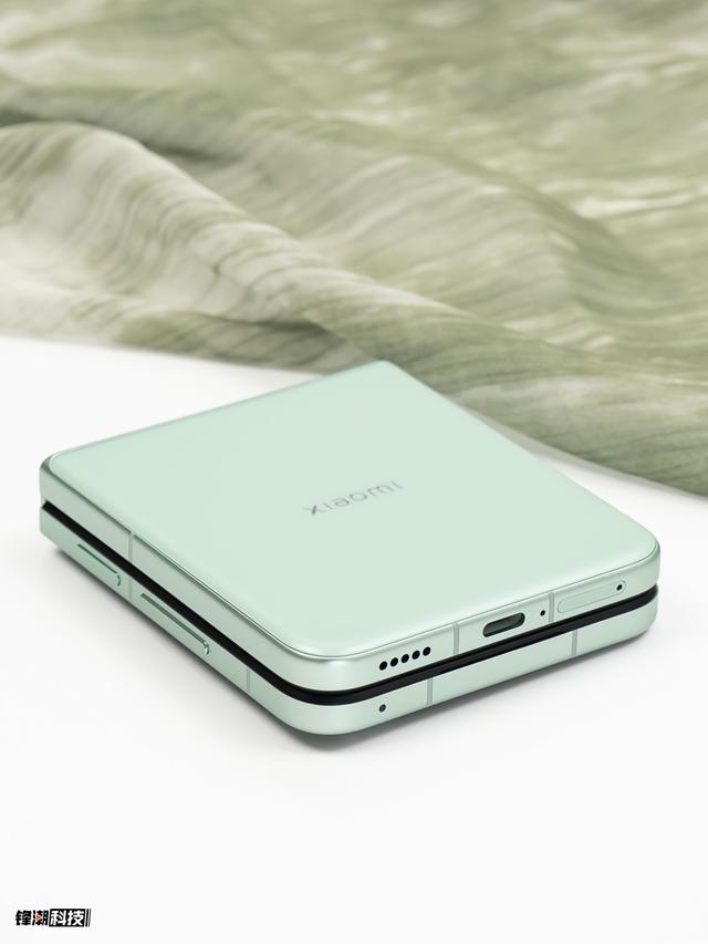 小米MIX Flip 2上手玩:这次,可玩性极高的外屏成了主角