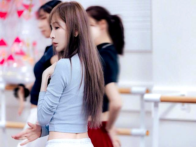 43岁王心凌排练舞蹈晒照!为演唱会努力,露脐装美得让人挪不开眼