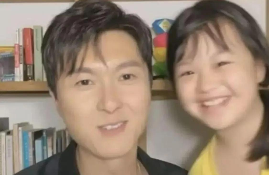 王信浩和陈自瑶的女儿公开恋情，她才13岁，她长得和妈妈很像！