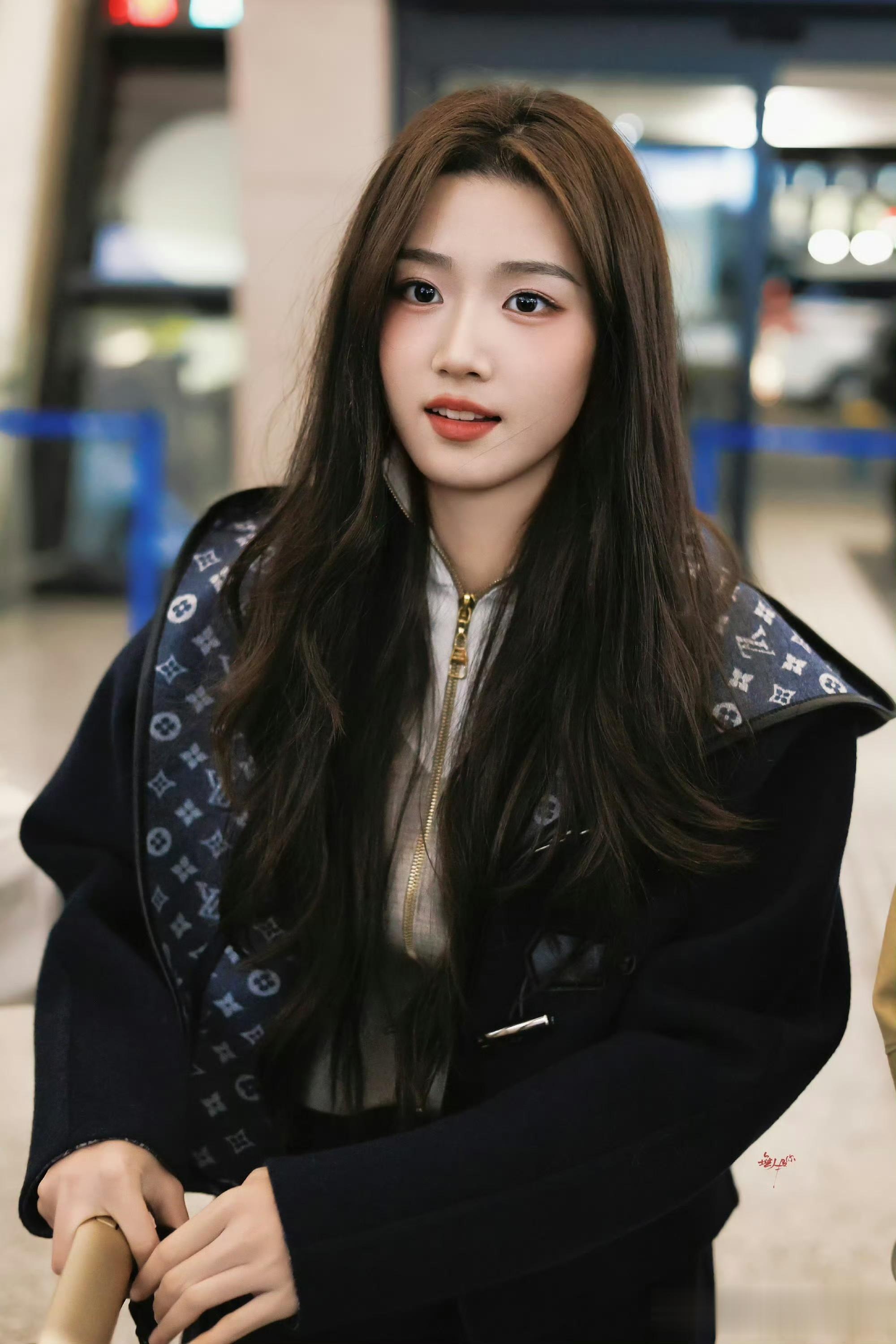 机场里的“氛围感神图制造机”：卢昱晓的松弛美