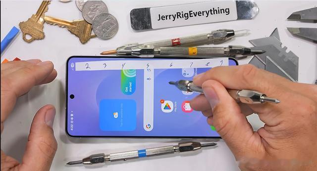 三星超薄S25 Edge会不会重蹈弯曲门覆辙?测试结果:根本掰不动