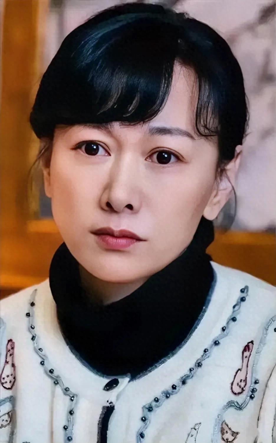 她演技好，长相一般，出道25年戏红人不红，30岁恨嫁47岁未婚未育