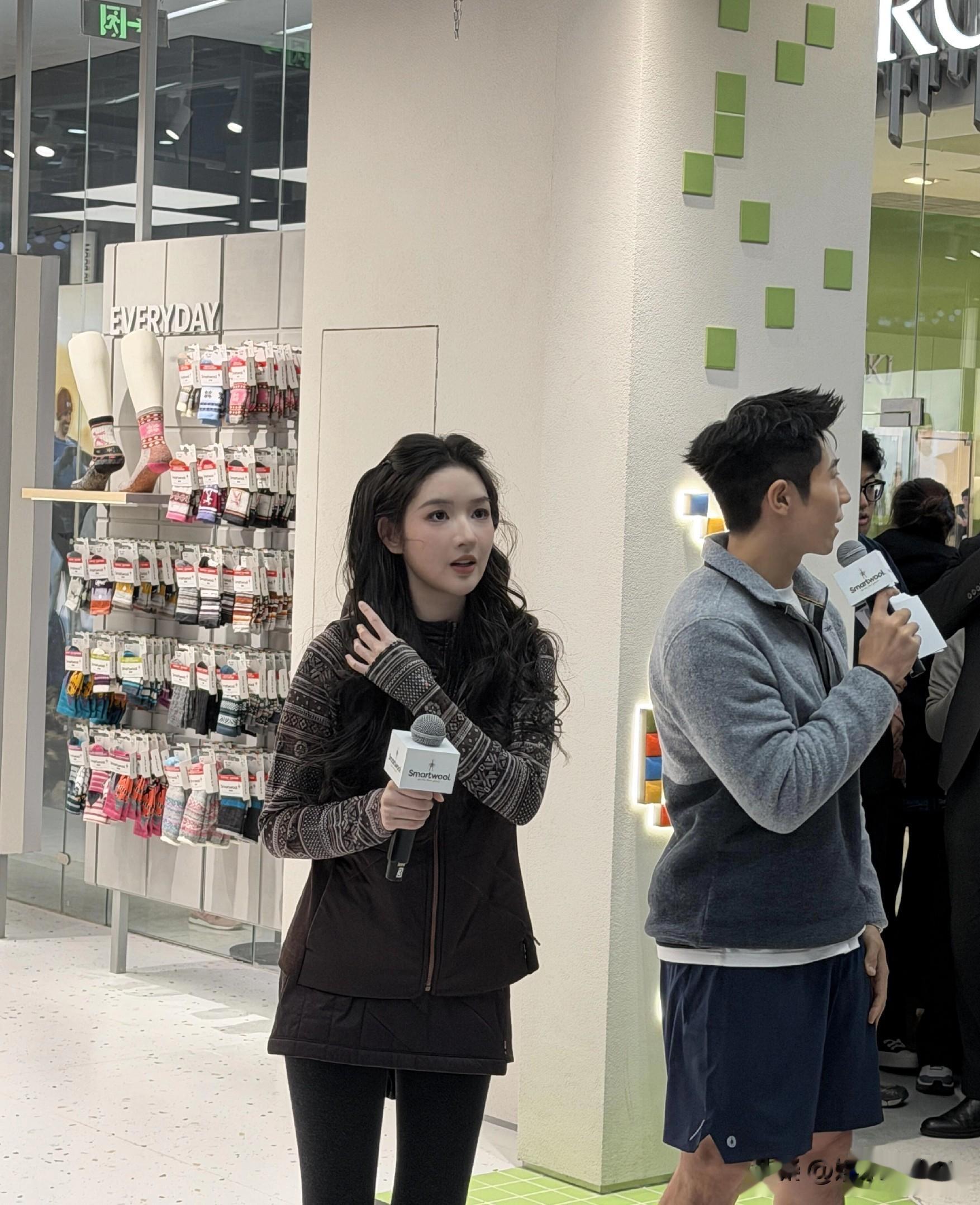 王玉雯北京出席线下活动，一袭浪漫波浪卷造型，这优雅范儿太绝了