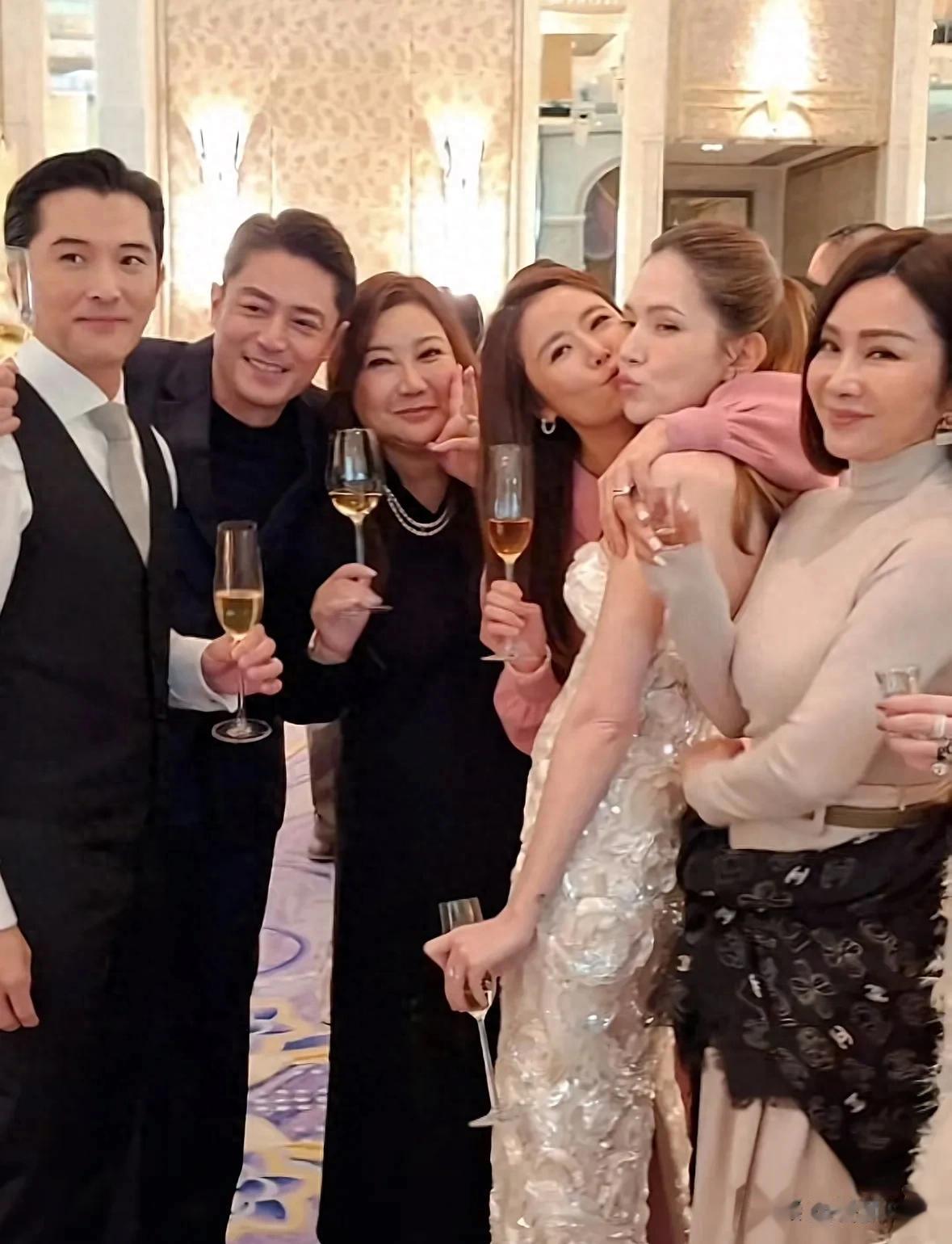 邱泽许玮甯婚礼甜度超标，3个月儿子西装亮相，长腿逆天颜值随爸