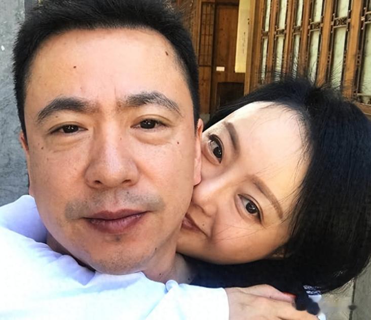 娱圈大佬现状被曝,欠债6亿,住进小院稀拉显破败,妻子带货还账