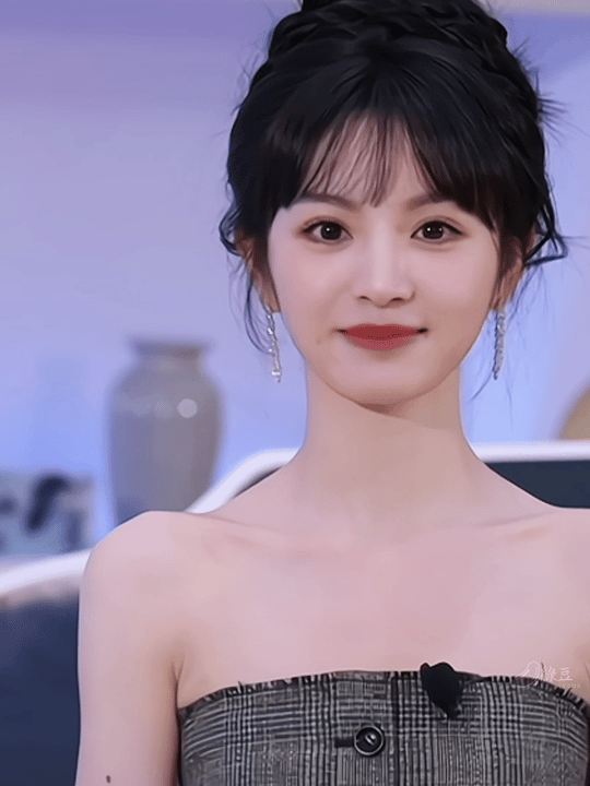 娱乐圈四位兔系女星，个个面相讨喜超灵动，一看就有福气招人疼！