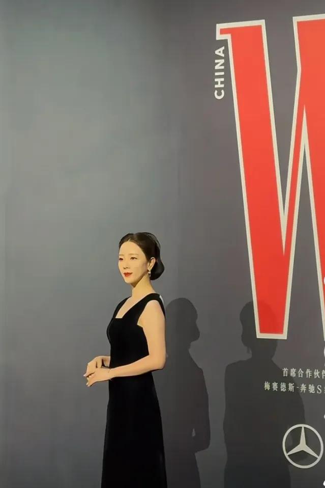 李思思现身w盛典，黑色无袖裙配盘发，尽显端庄魅力