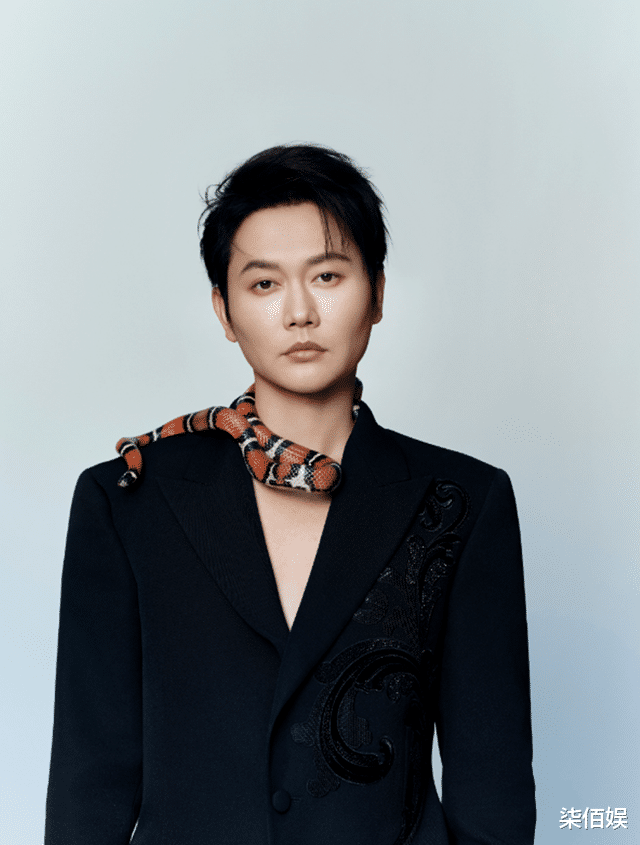 孟鹤堂给孕妻拍照,亲自给她做造型好宠,孟嫂肚子大又圆快生了