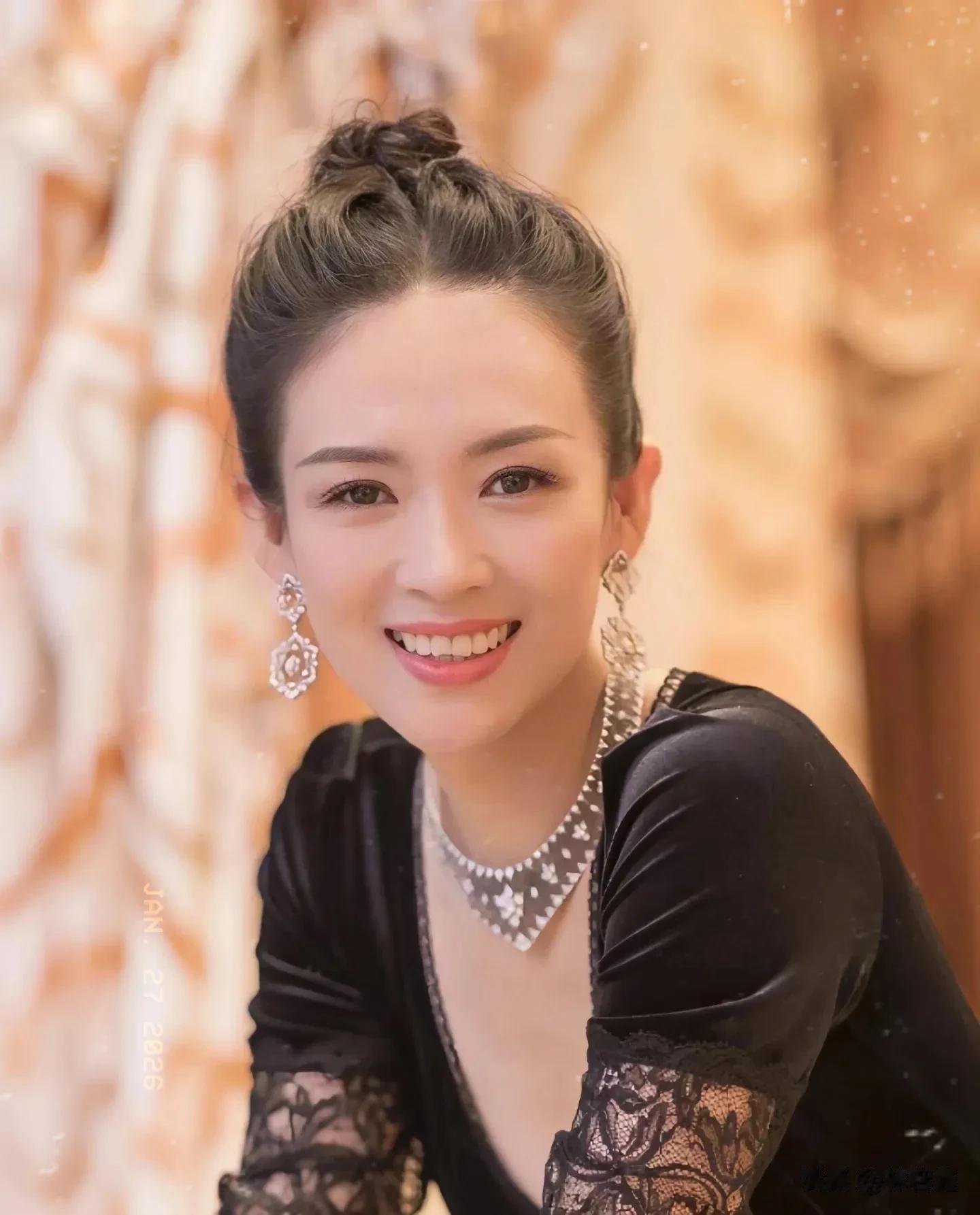 章子怡出席活动，脸部饱满，状态回春，网友：胖了，有点像倪萍！