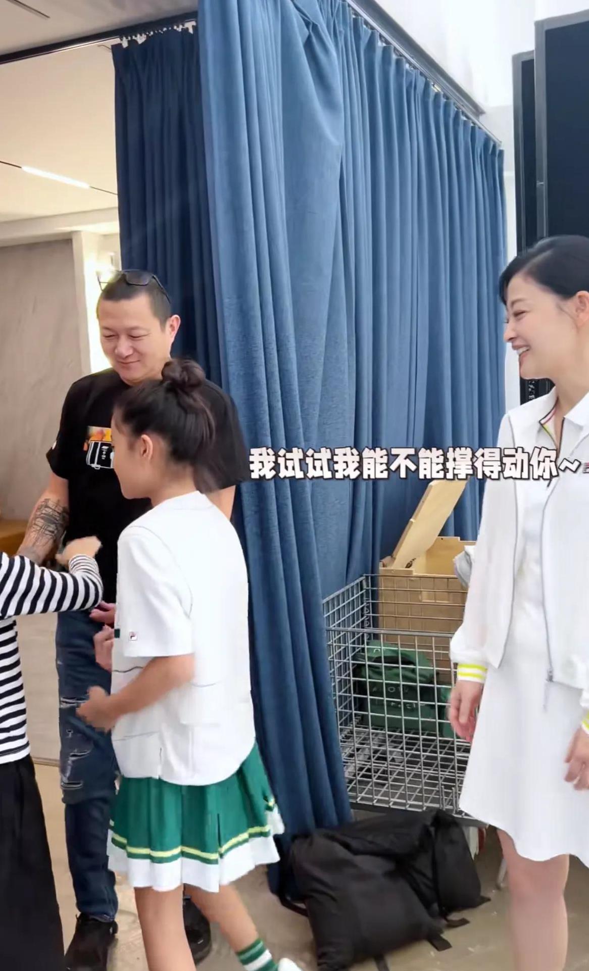 梅婷与女儿庆女神节,11岁萌娃灵气似母,全家福曝光显幸福