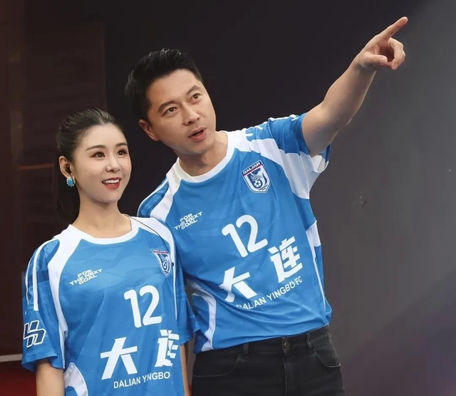 出道至今零绯闻从不接吻戏，结婚12年依然甜蜜，一家四口其乐融融