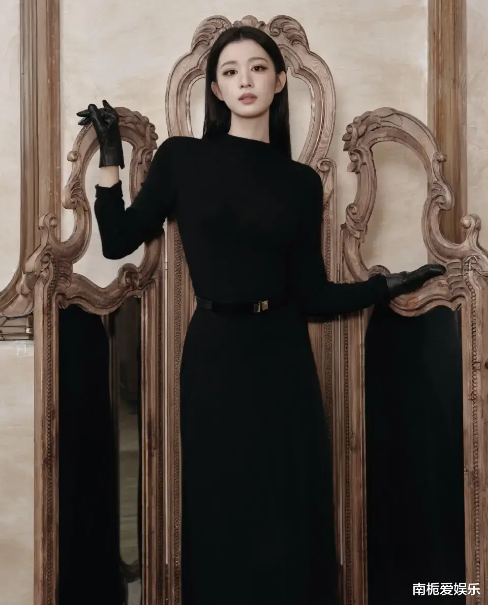 王楚然“黑天鹅”造型惊艳亮相，冷艳气质引爆时尚话题