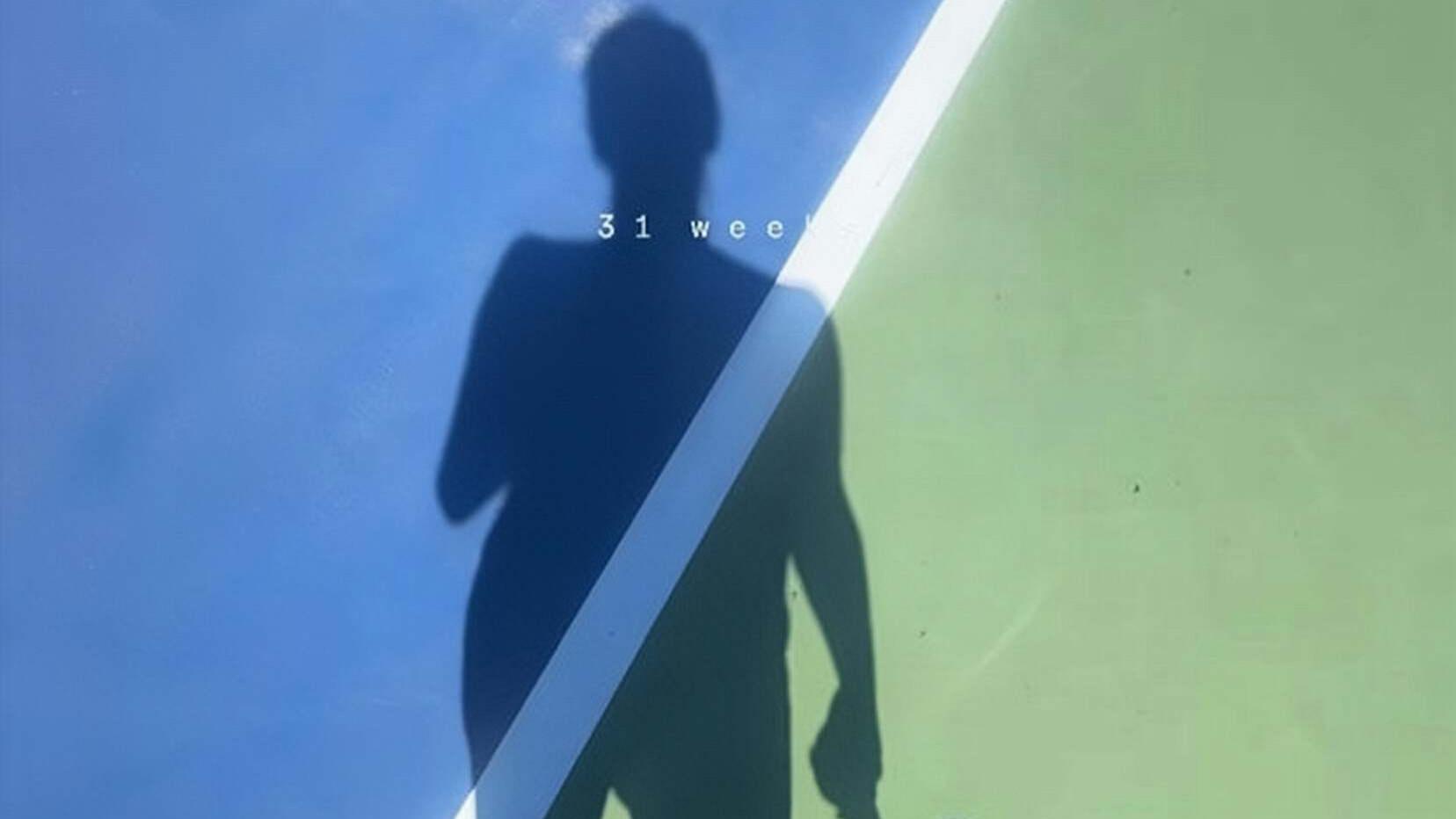 香港知名女星再度怀孕，挺八个月孕肚打网球，疑和外籍男友秘密结婚