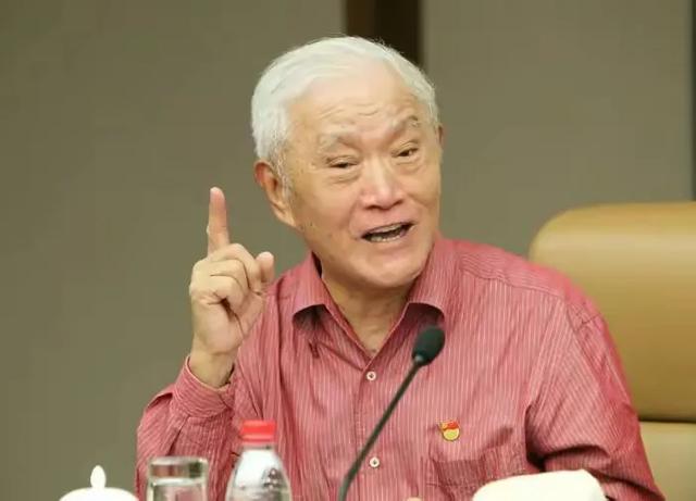 89岁牛犇获好友探望,身形佝偻精神足,独居养老院拒跟演员儿子住