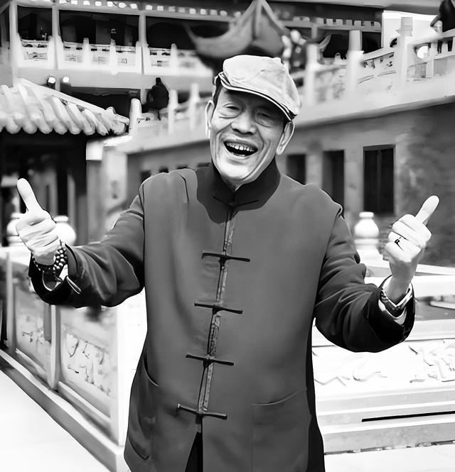 杨伦病床开播，胡子拉碴称要守孝49天，杨议吐槽：别装了！