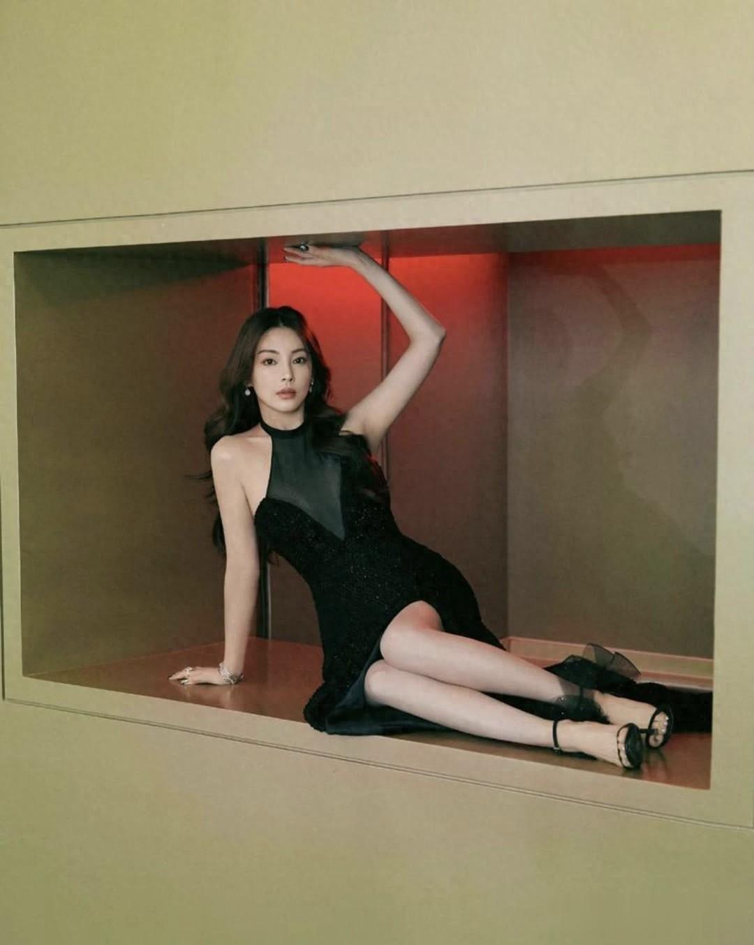 张雨绮一袭黑裙“鲨”疯了！挂脖透视又开叉，这身材谁看了不迷糊