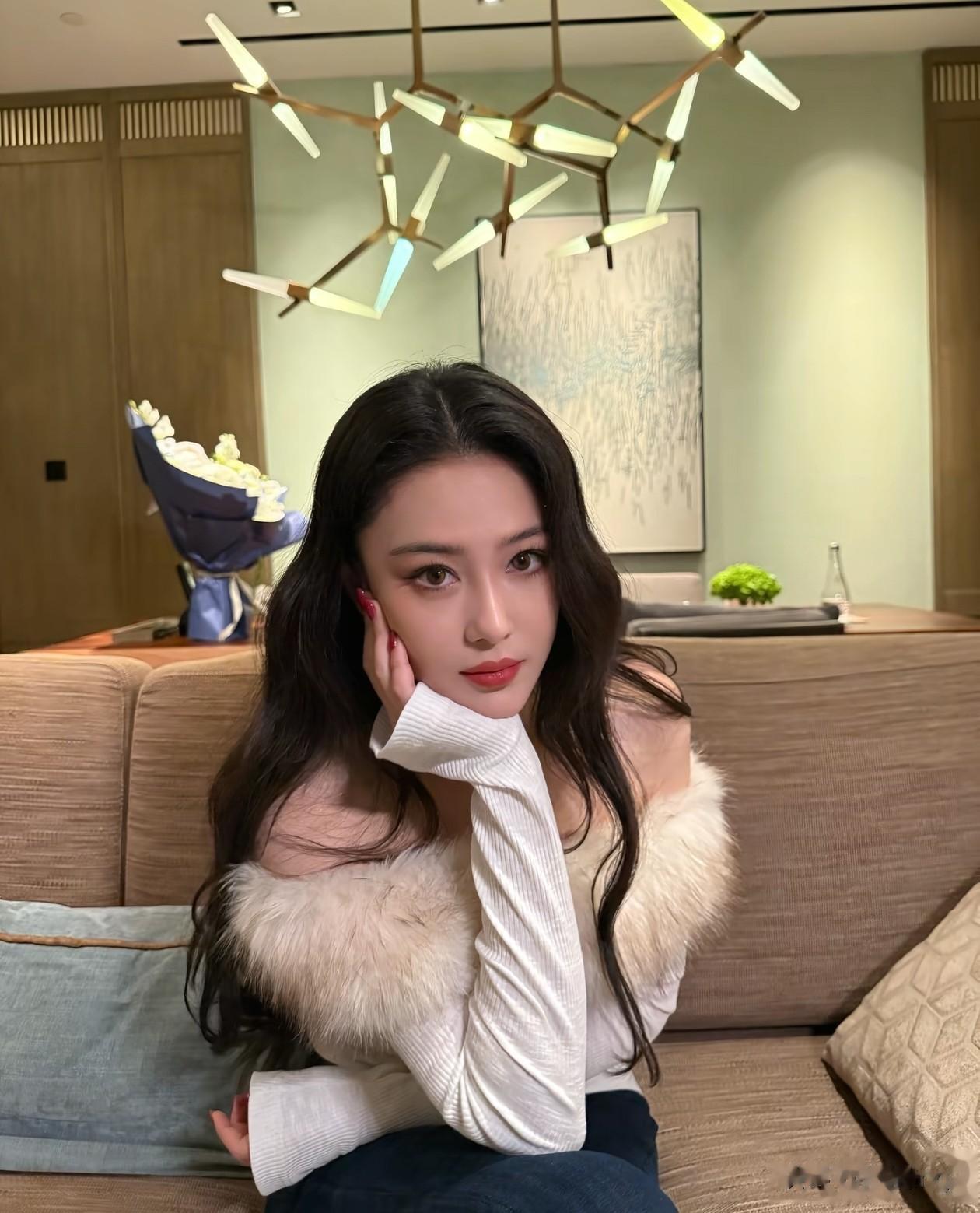 38岁张馨予最新穿搭：微卷发+一字肩打底衫+阔腿裤，时髦又高级