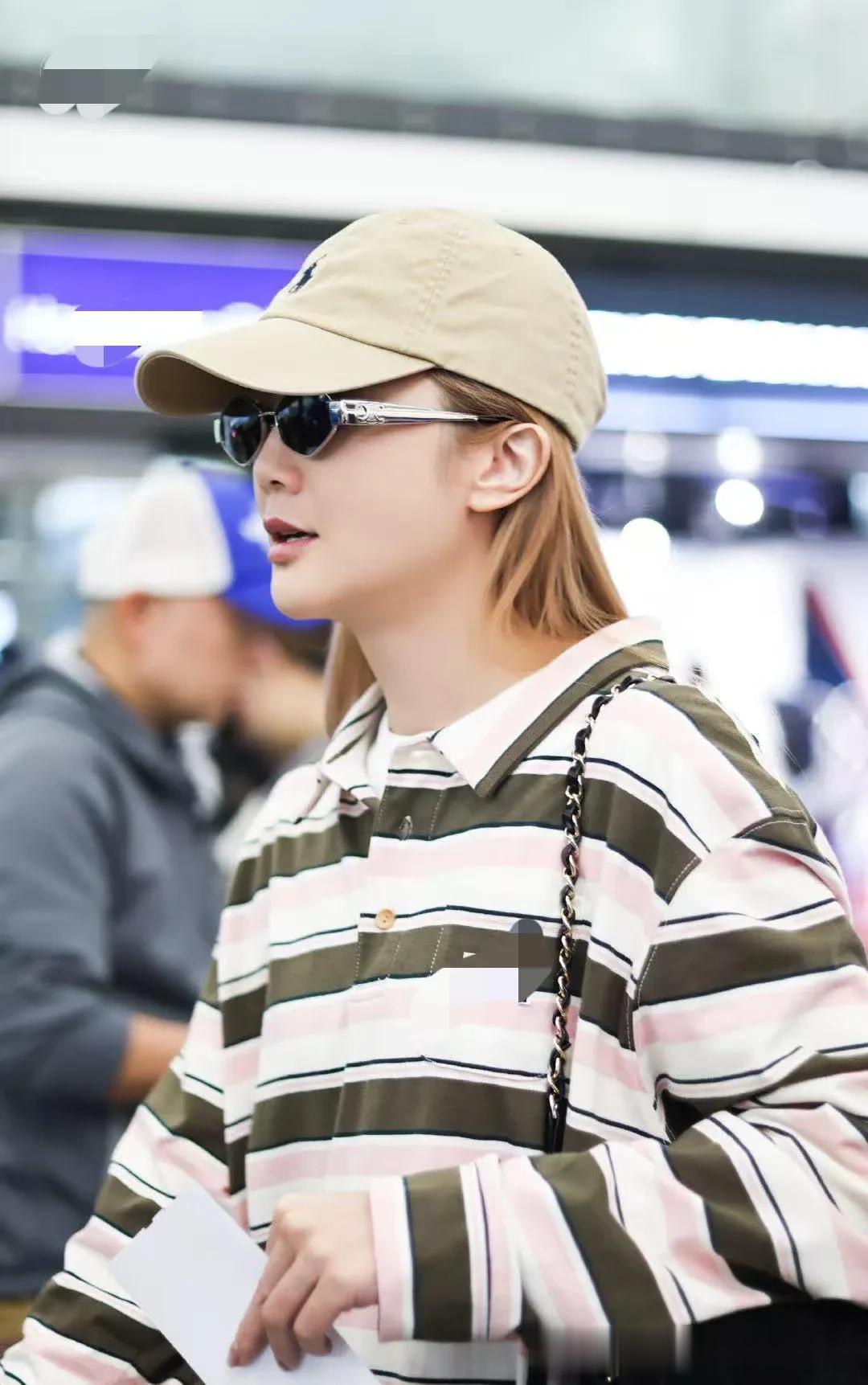 阿Sa蔡卓妍机场私服真会穿！Polo衫+阔腿裤+棒球帽，减龄不止20岁