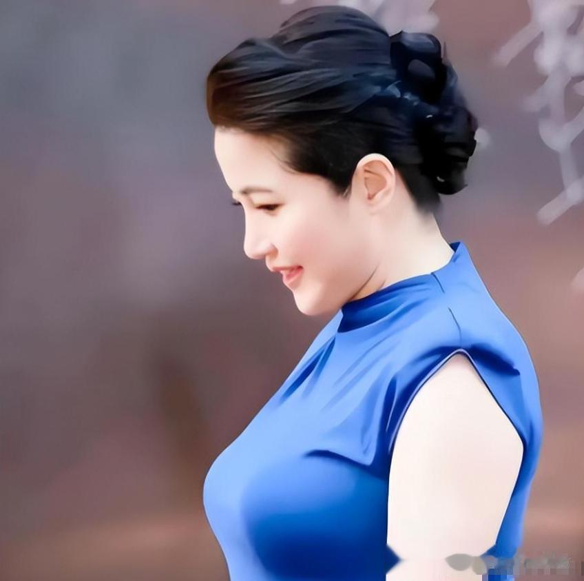 52岁颜丙燕“阿姨恋”没多久，逛街竟被认成母子，男友做法不错