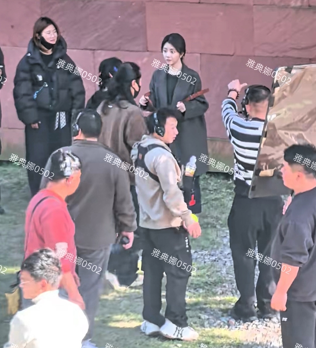 中国美术学院偶遇谭松韵，本人个子不高脸巨小，表情灵动特别年轻