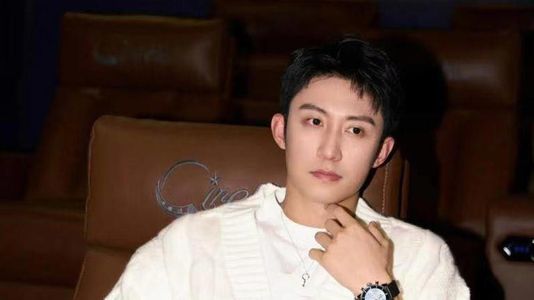 热巴黄景瑜封面同框，绯闻再度引热议，网友猜或还未分手