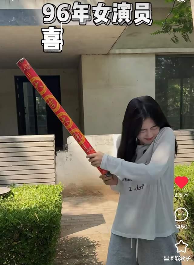 王梓薇晒东北三层毛坯大别墅，自称拍戏10年，每月都在还贷款