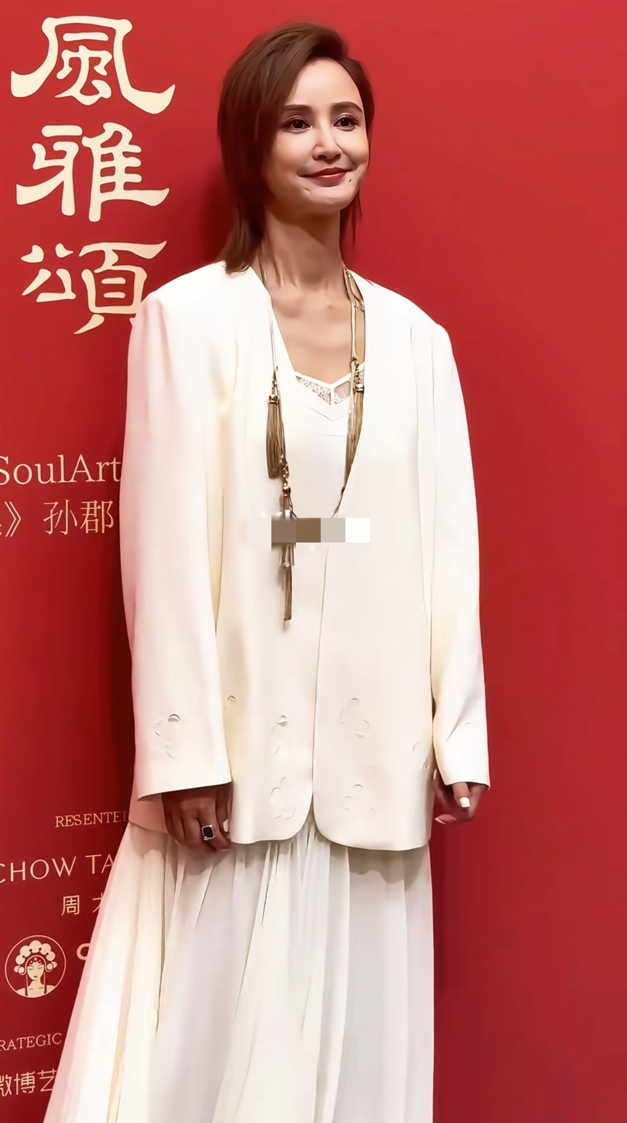 张歆艺出席活动，白色西装搭裙子，脸看着很僵有点医美过度了