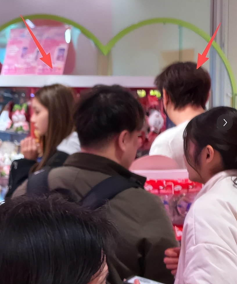 王思聪带4个美女香港逛街，穿100万牛仔裤、限量版球鞋，女友没在