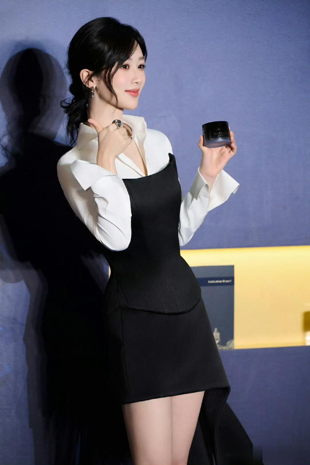 杨紫，黑白穿搭，浪漫格调。