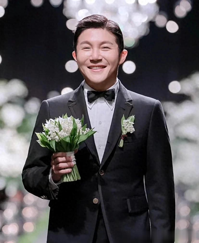 曹世镐即将塌房，和黑帮大佬合影被爆出，动作亲密一看就交情匪浅