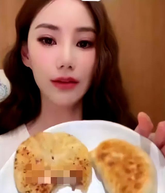 马筱梅让小杨阿姨卖韭菜盒子,小霖霖着急不要不要,一家人哈哈笑