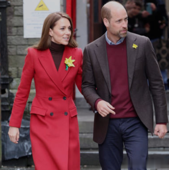 威廉43岁生日凯特晒照，王妃病情又严重3个娃还小，这个生日难过