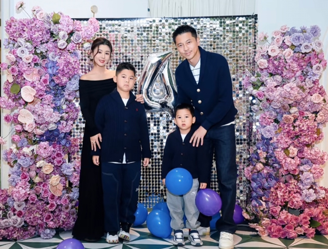 李小萌夫妇为小儿子庆祝4岁生日，模样像极了王雷，大儿子像妈妈