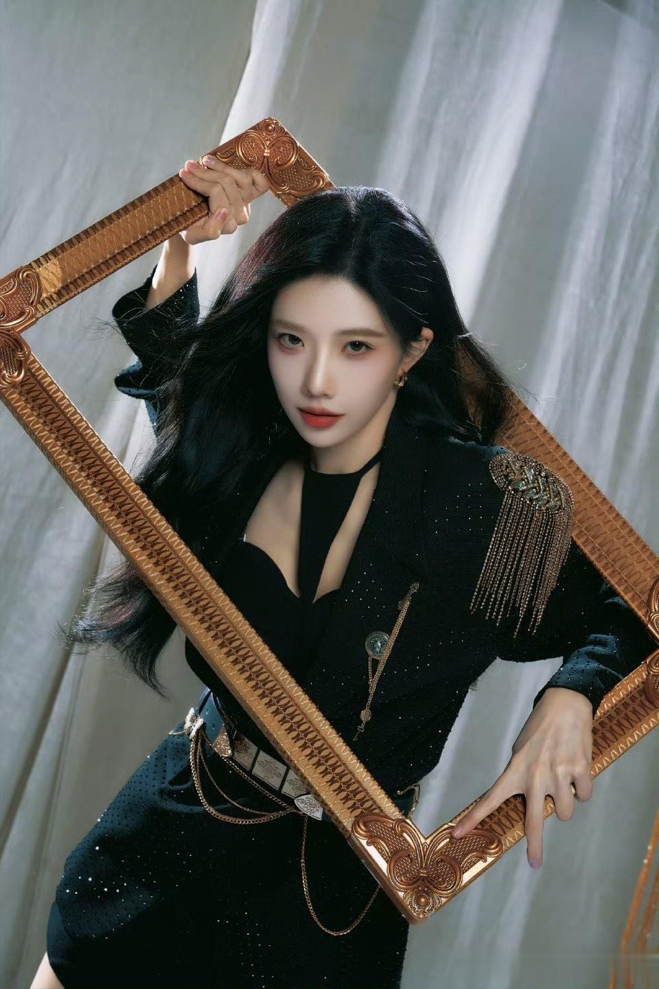 沈梦瑶黑纱鎏金造型：复古舞台氛围感拉满