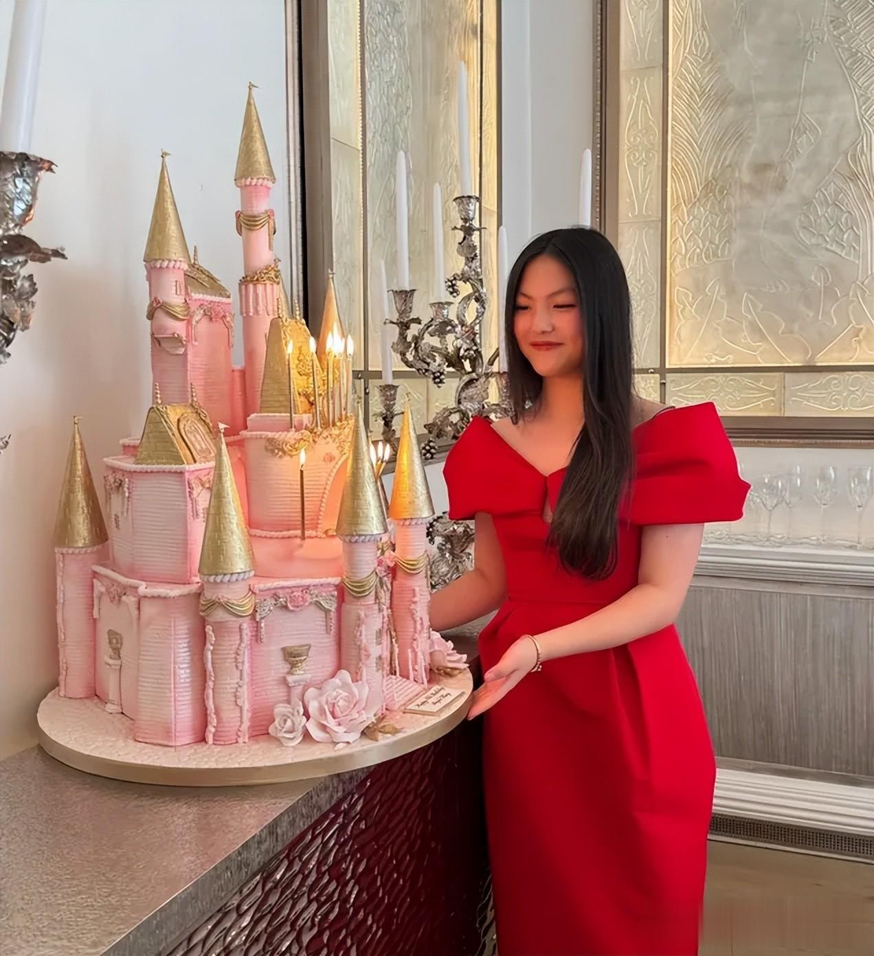 王诗龄过16岁生日，李湘王岳伦离婚4年合体，女儿不发与爸爸合照