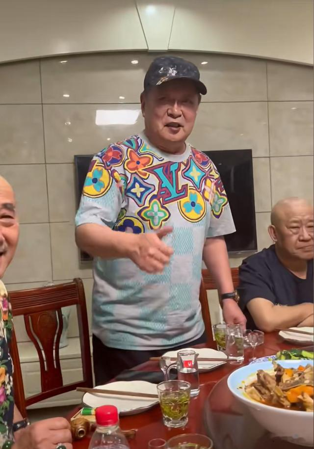 67岁迟志强罕见现身,在杜旭东别墅吃饭,茅台成箱喝脸都红了