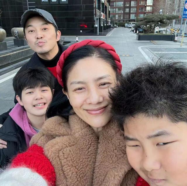 安吉14岁照片曝光,疯狂生长比老爸沙溢高太多,茂密头发抢镜