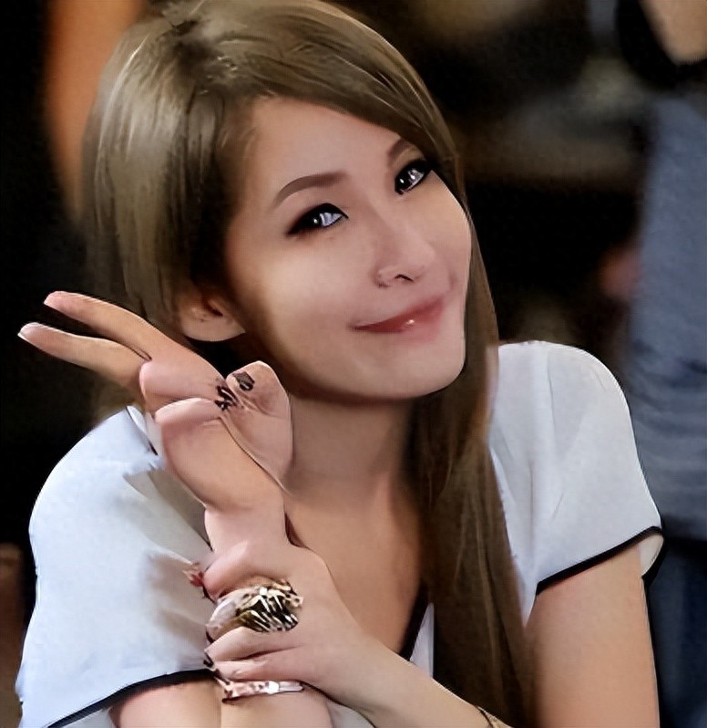 钱再多有什么用？46岁萧亚轩被曝的现状，给所有中年女性提了个醒