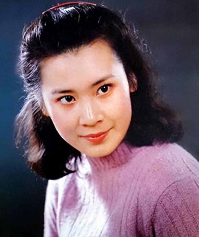 她是著名国家一级演员，享“正军级”待遇，却曾被丈夫嫌弃演戏