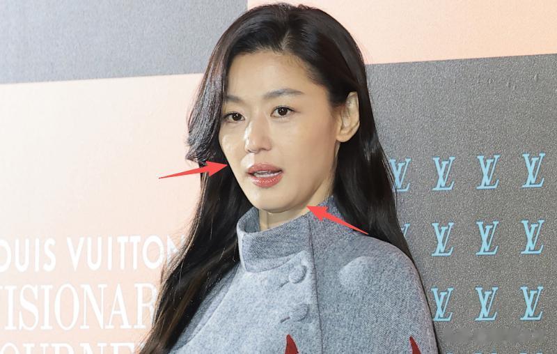 全智贤出席LV风光不再，商业价值下滑待遇变差，强撑气场冷到搓手