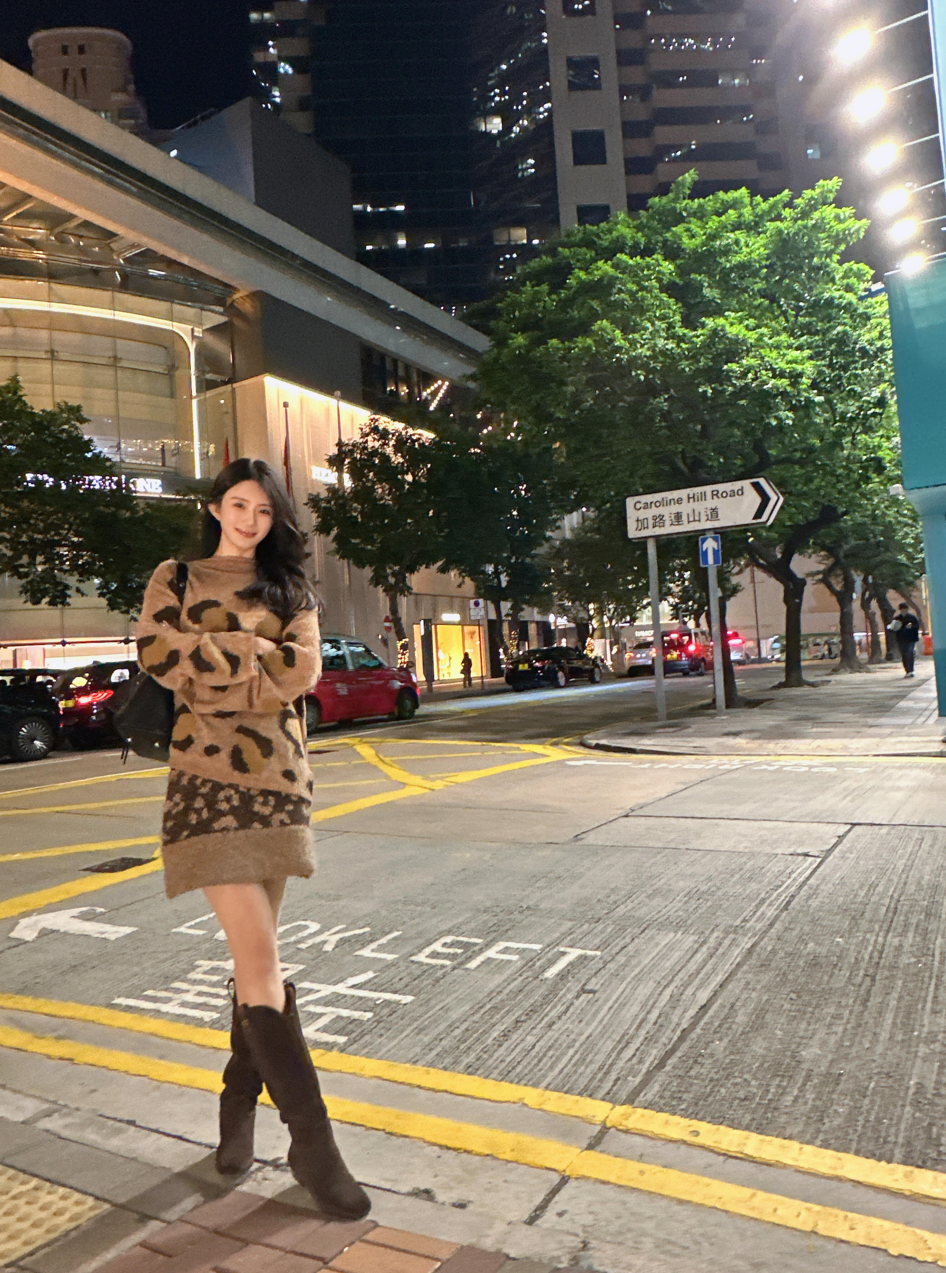 演员赵昕长筒靴穿搭美拍，清纯又可爱