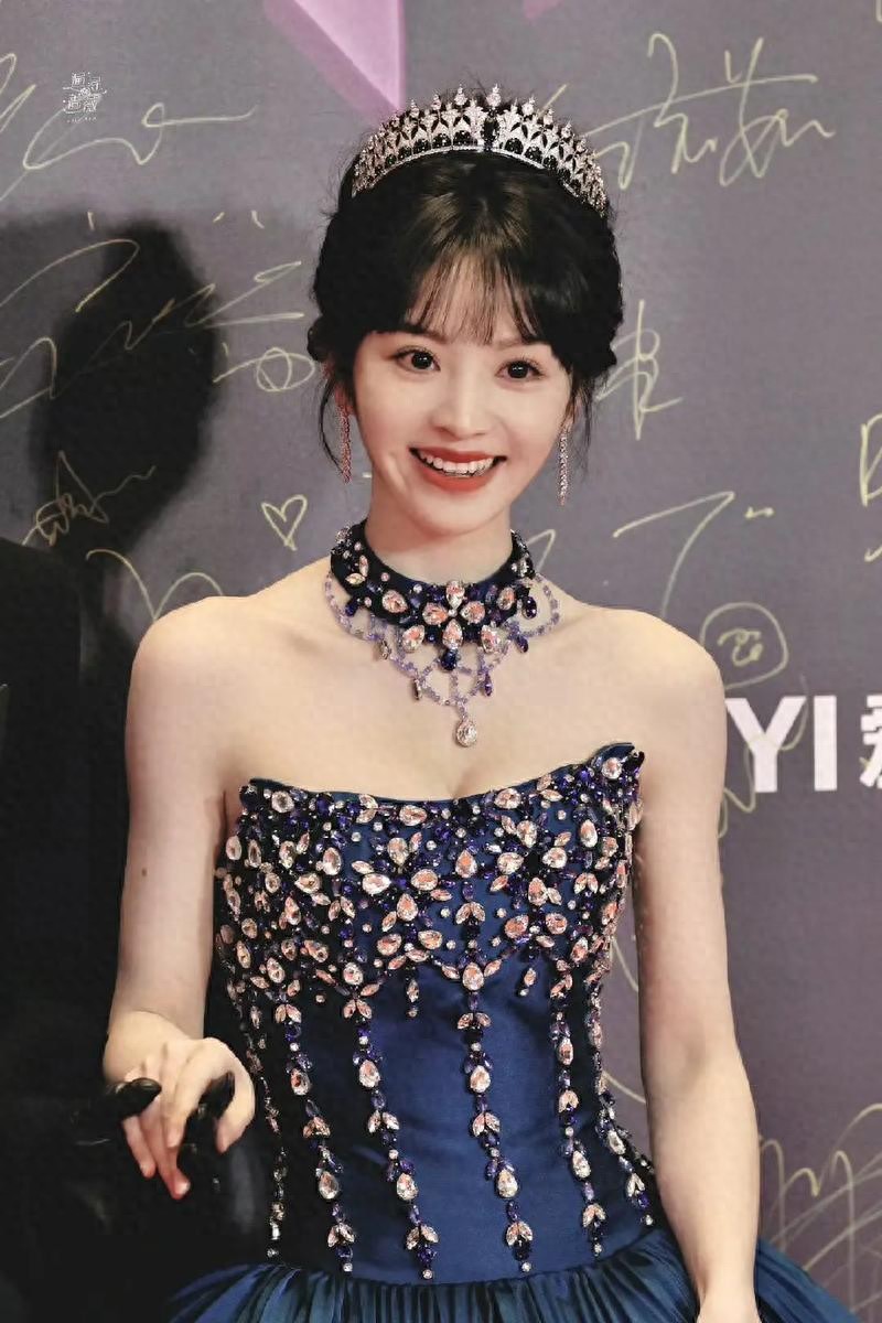 遇见田曦薇,像遇见一颗会笑的多面宝石