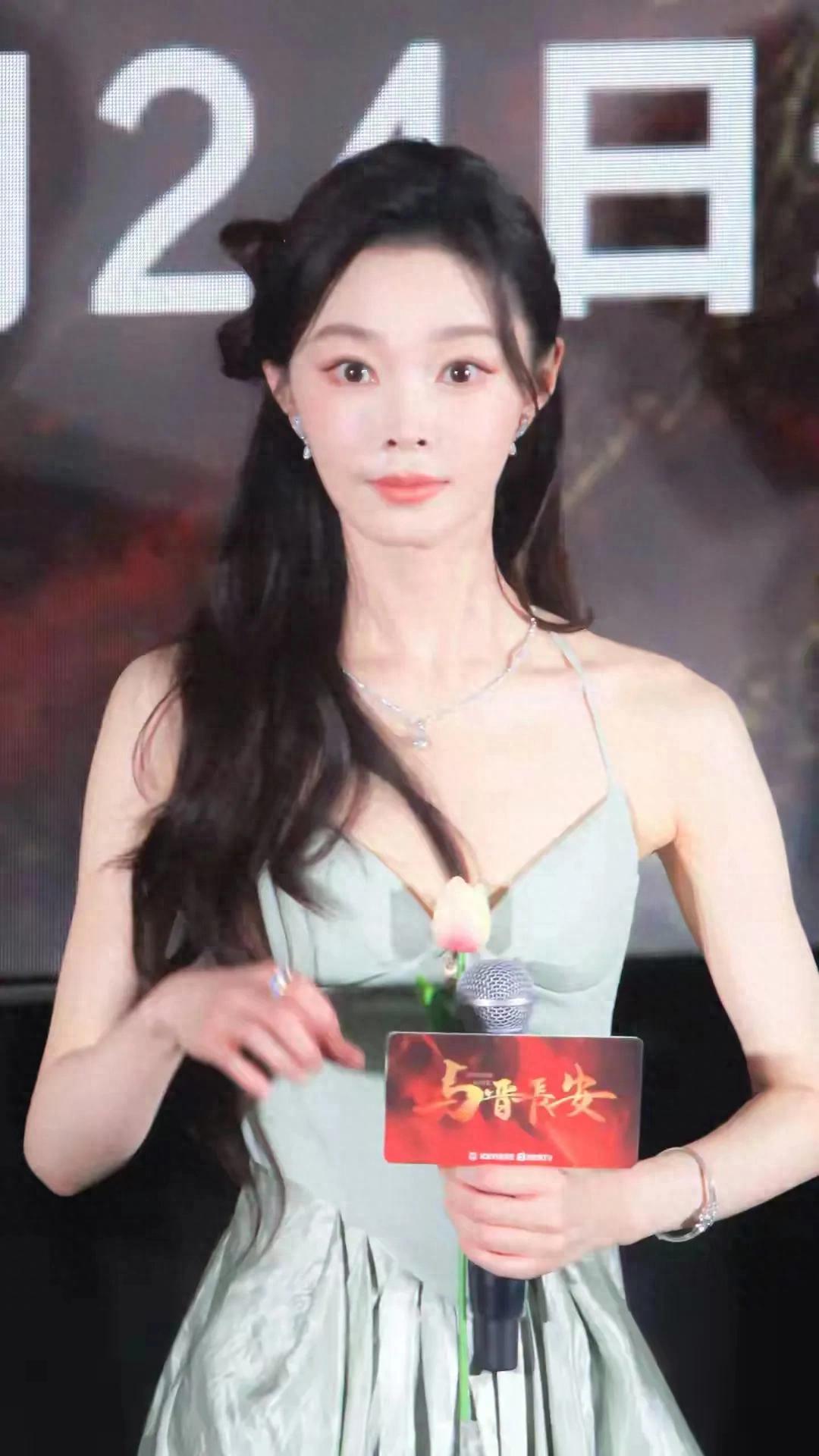 宋轶浅绿裙装，清冷气质美出新高度