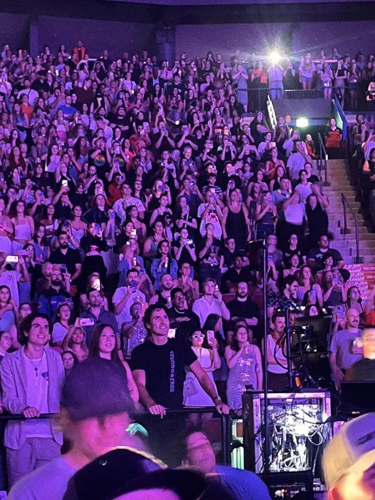 水果姐和特鲁多在游艇上约会,两人在船上接吻了,他俩在热恋中